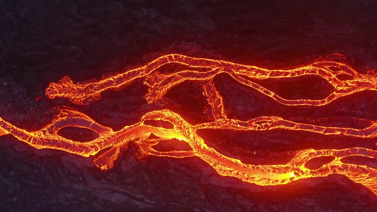 Riprese aeree ravvicinate, catturate da un drone 4K unico, mostrano viste cinematografiche di lava a cascata, che forma figure che ricordano le radici degli alberi