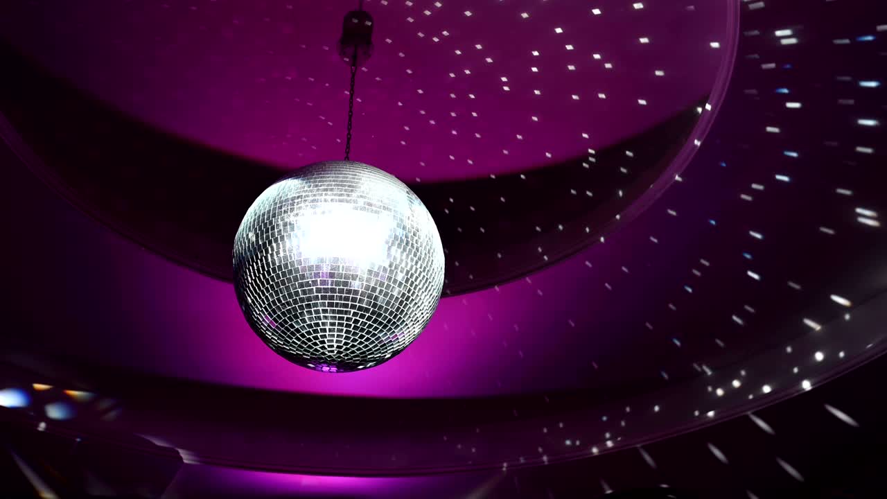 bola de disco, vista desde abajo, desde las vigas de la bola de discoteca, luz de escenario, bola de espejo
