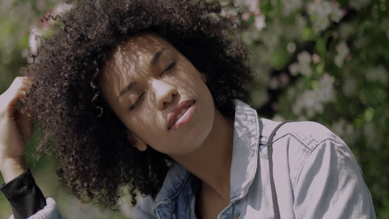 hermosa mujer negra confiada mirando a la cámara