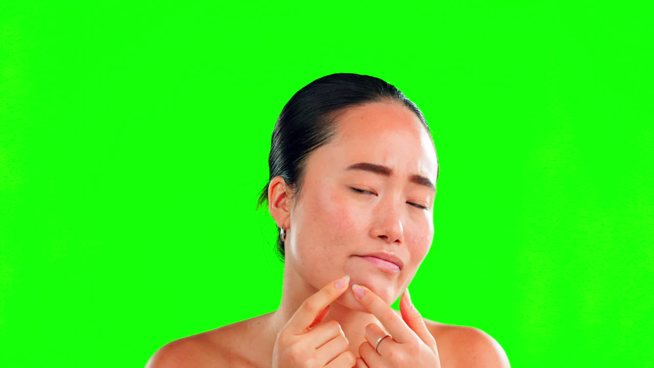 아시아 여성, 얼굴과 녹색에 여드름을 압축