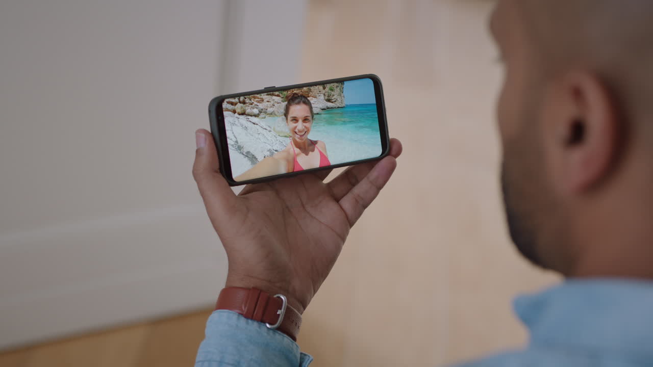 hombre joven chateando en video con su novia en el teléfono inteligente saludando con la mano mujer joven compartiendo vacaciones viajar en italia pareja que tiene una relación a larga distancia