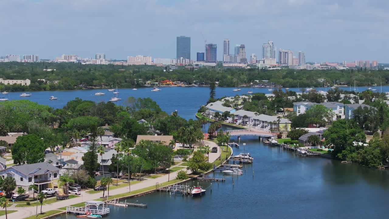 Splendida vista aerea dello skyline del centro di St. Petersburg dalla prospettiva aerea sopra il canale intracoastal nel quartiere costiero di Coquina Key in Florida.