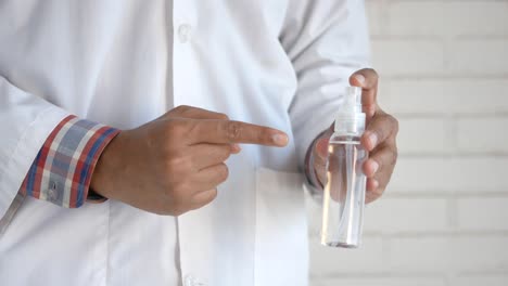 médico con desinfectante para las manos