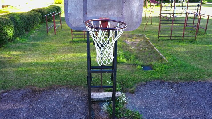 Rete bianca di un tabellone da basket vintage in area rurale, vista ravvicinata