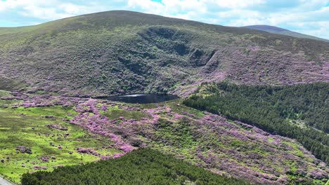 Irland-Epische-Orte-Drohnenlandschaft-Knockmealdown-Mountains-Heller-Sommermorgen-Filmischer-Hintergrund