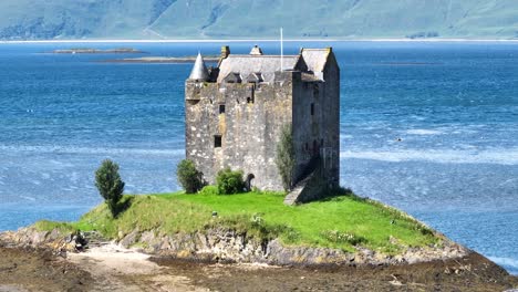 Close-up-of-Castle-Stalker-on-a-small-island-on-the-Scottish-coast