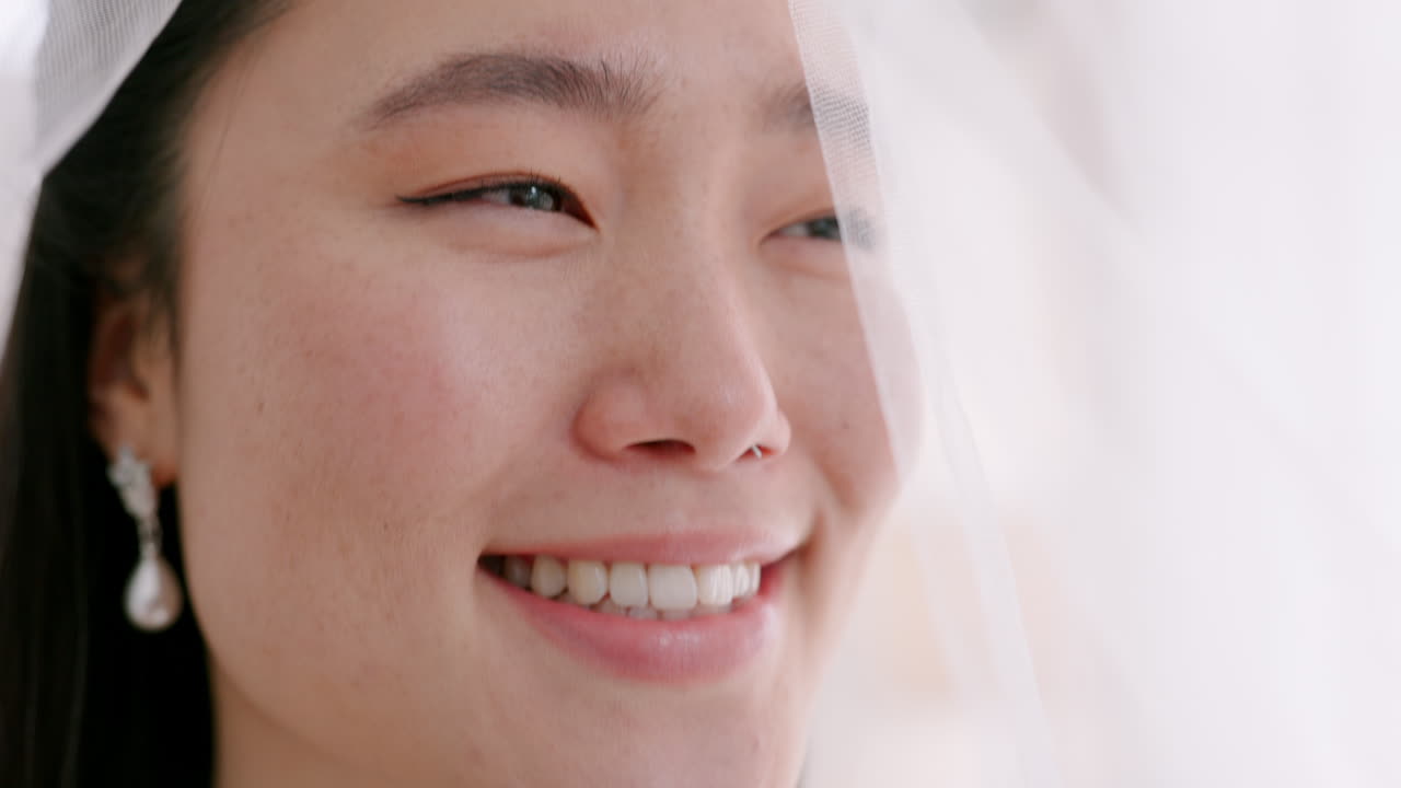 웨딩 베일을 입은 아시아 여성이 디자인에 행복합니다.