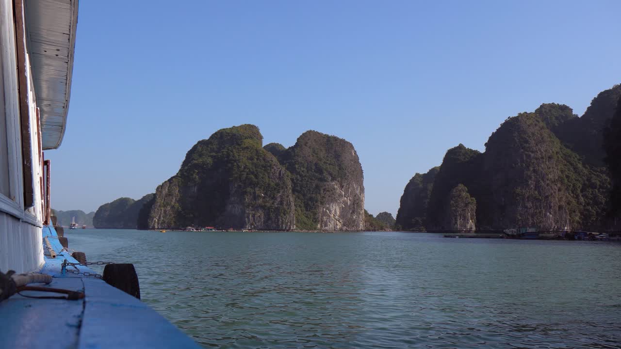 pov: lado de babor del barco turístico de madera azul en la bahía de ha long en vietnam