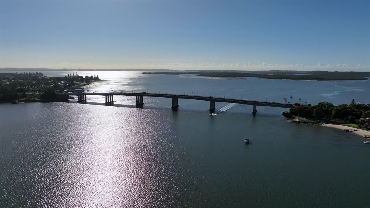 Ampia inquadratura aerea con drone di Botany Bay e del Captain Cook Bridge a Sydney, Australia.