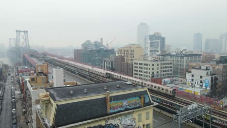 Statische-Drohnenzüge-In-Zeitlupe-über-Williamsburg-Bridge-Brooklyn-New-York-City