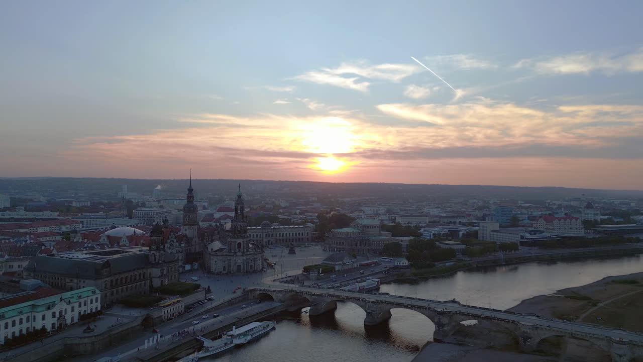Incantevole volo aereo dall'alto, tramonto sulla città di Dresda, Chiesa, Cattedrale, Ponte, Fiume.