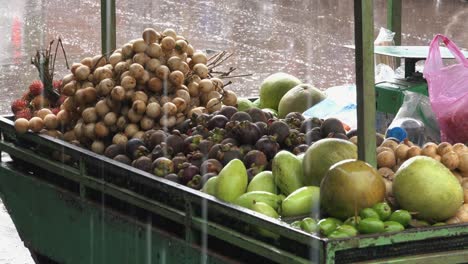 Puesto-De-Frutas-Bajo-La-Lluvia