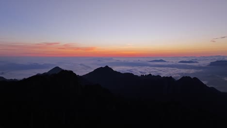 Die-Morgensonne-Erhebt-Sich-über-Den-Hohen-Bergen,-Wolken-Und-Nebel,-Berg-Huangshan,-China