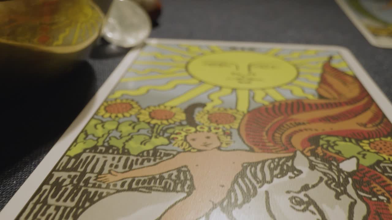 ⁇ 불 3개 를 들고 테이블 위 에 읽기 위해 배치 된 타로 카드 의 근접 촬영