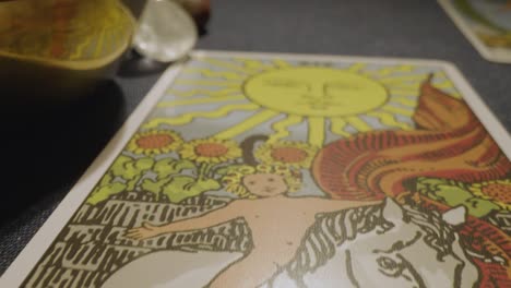 disparo de cerca de las cartas del tarot dispuestas para la lectura en la mesa con velas 3