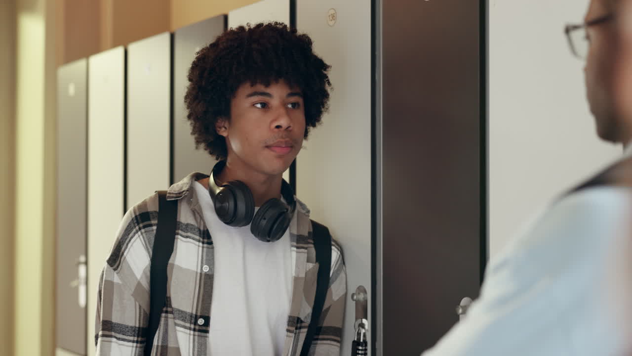 apretón de manos, coqueteo y estudiantes