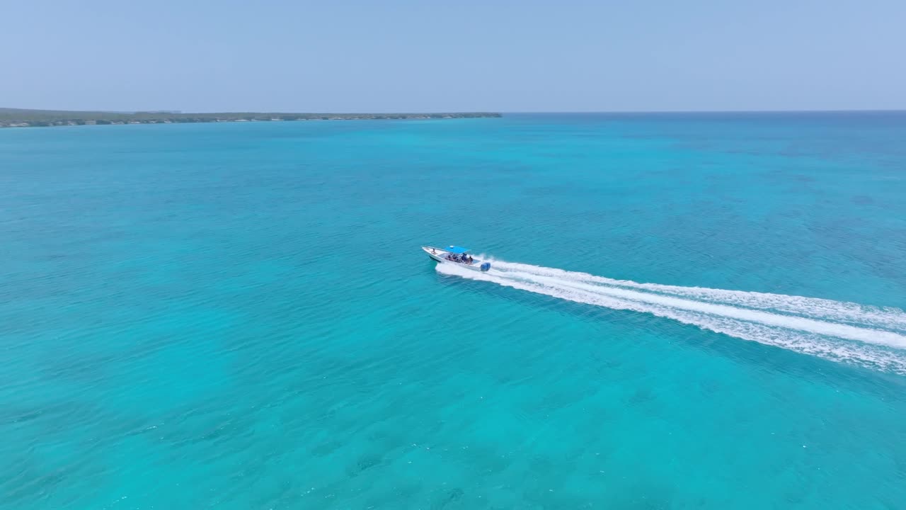 pequeñas embarcaciones en aguas azules cristalinas a una isla exótica, órbita aérea