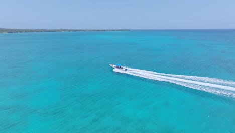 pequeñas embarcaciones en aguas azules cristalinas a una isla exótica, órbita aérea