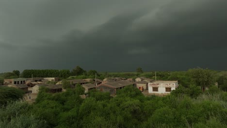 Pueblo-Rural-Cerca-De-Mirpur-Khas,-Sindh,-Bajo-Un-Cielo-Tormentoso,-Desde-Una-Perspectiva-Aérea