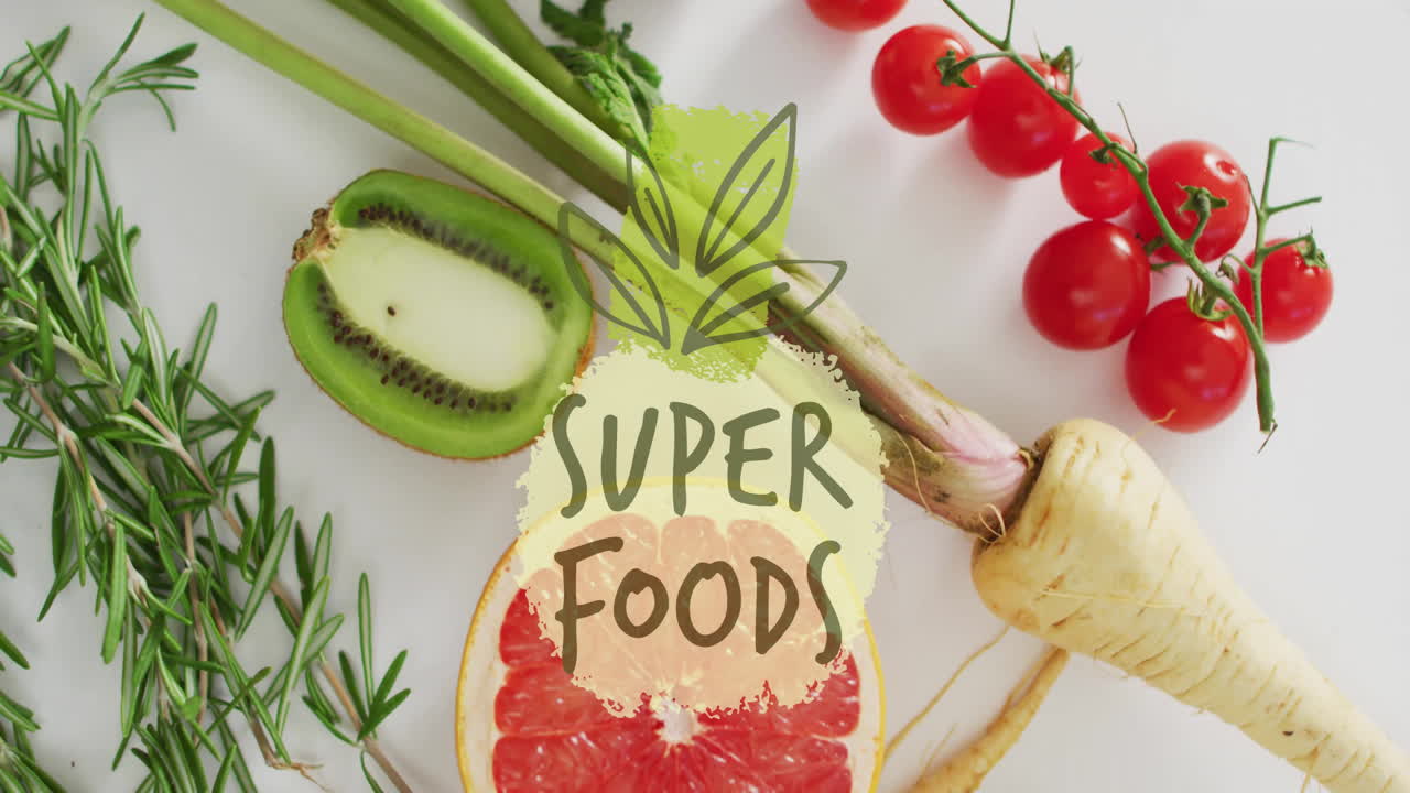 animación de texto de super alimentos sobre frutas y verduras frescas sobre fondo blanco