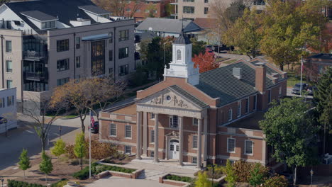 Aerial-of-City-Hall-in-Kirkwood,-Missouri-in-Autumn-with-pull-back