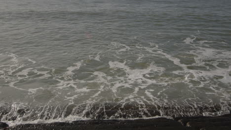 olas chocando contra las defensas marinas en milford en el mar
