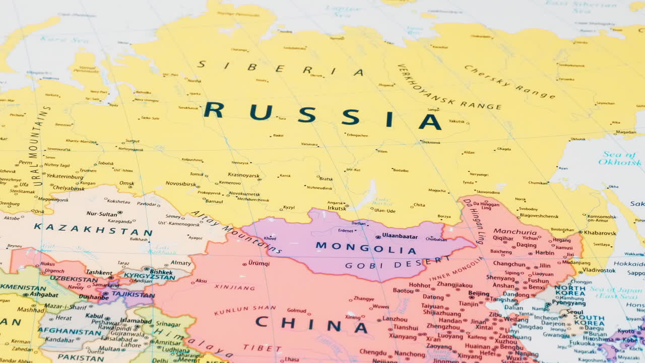 primer plano del país la palabra rusia en un mapa del mundo con el nombre detallado de la capital