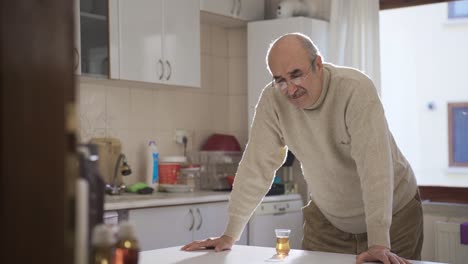 Triste-Anciano-Jubilado-De-Pelo-Gris-Sentado-Solo-En-La-Mesa-De-La-Cocina-De-Casa.