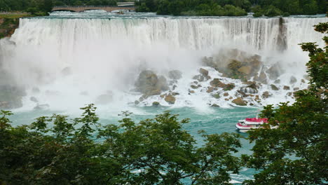 Ein-Schiff-Mit-Touristen,-Die-Am-Fuße-Der-Niagarafälle-Segeln