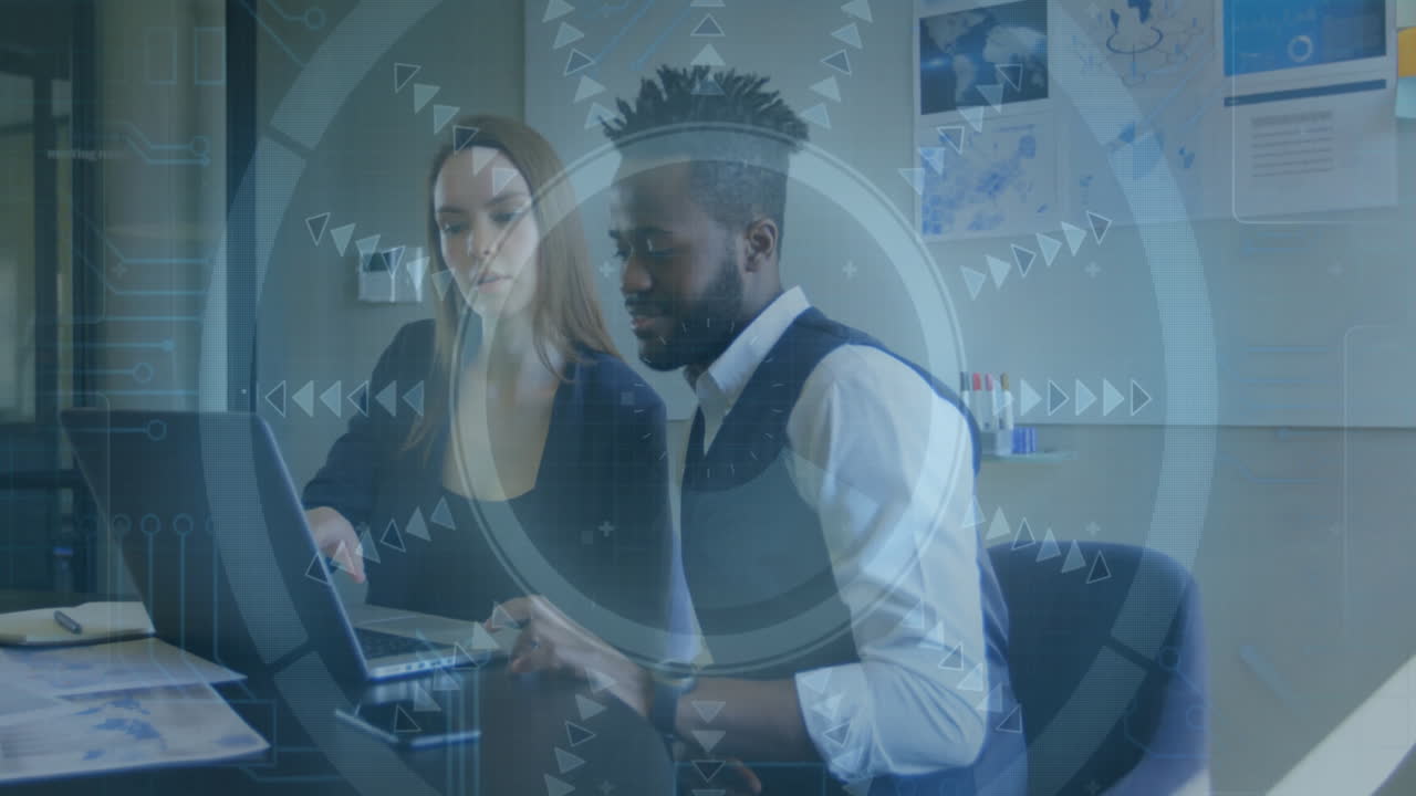 Professionnels travaillant sur des ordinateurs portables avec une animation d'interface numérique superposée