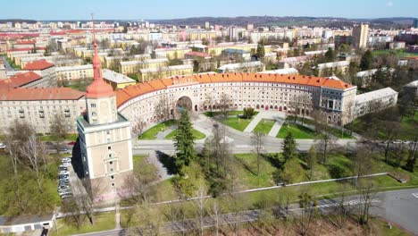 Porubsky-Bogen---Fahrzeuge-Fahren-Durch-Den-Bogen-Des-Gebäudes-Des-Sozialistischen-Realismus-In-Ostrava,-Tschechische-Republik