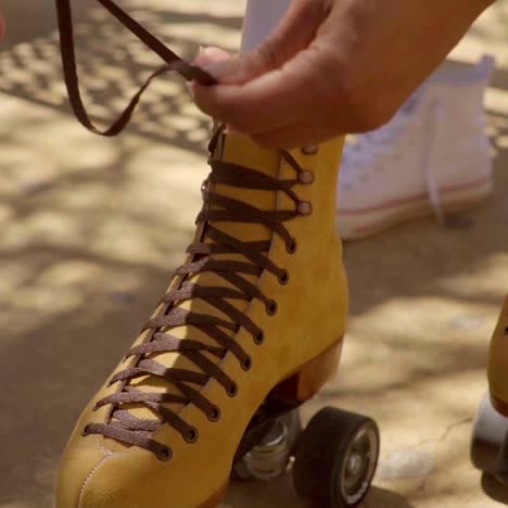 manos femeninas atan cordones de rodillos