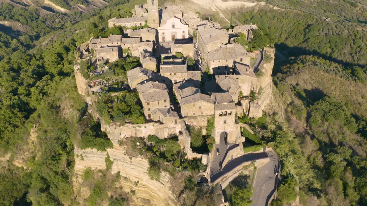 vista aérea de arriba hacia abajo del clásico pueblo medieval en la cima de una colina, civita di bagnoregio