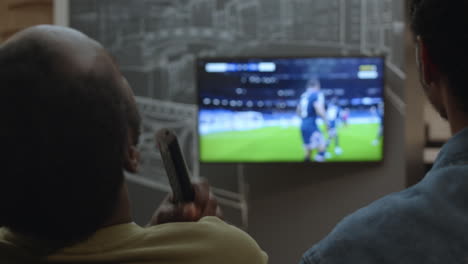 reunión de amigos masculinos en un apartamento