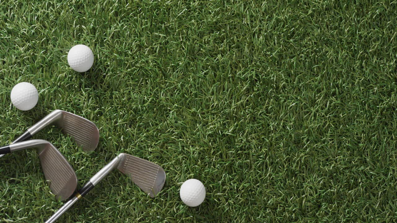 Primo piano di mazze e palline da golf su erba, spazio per il testo, slow motion