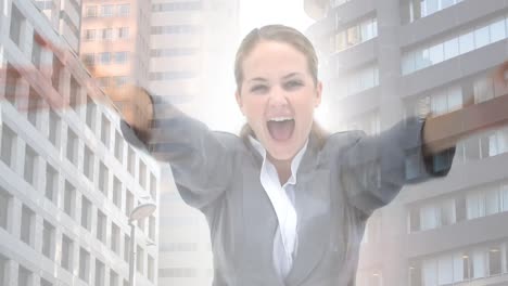 animación de una mujer de negocios caucásica con los brazos extendidos sobre el paisaje urbano