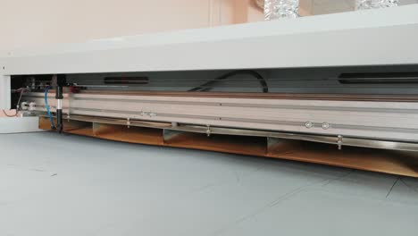 máquina cnc para cortar telas, materiales textiles y cuero, marcado y medición por láser. producción moderna de calzado.