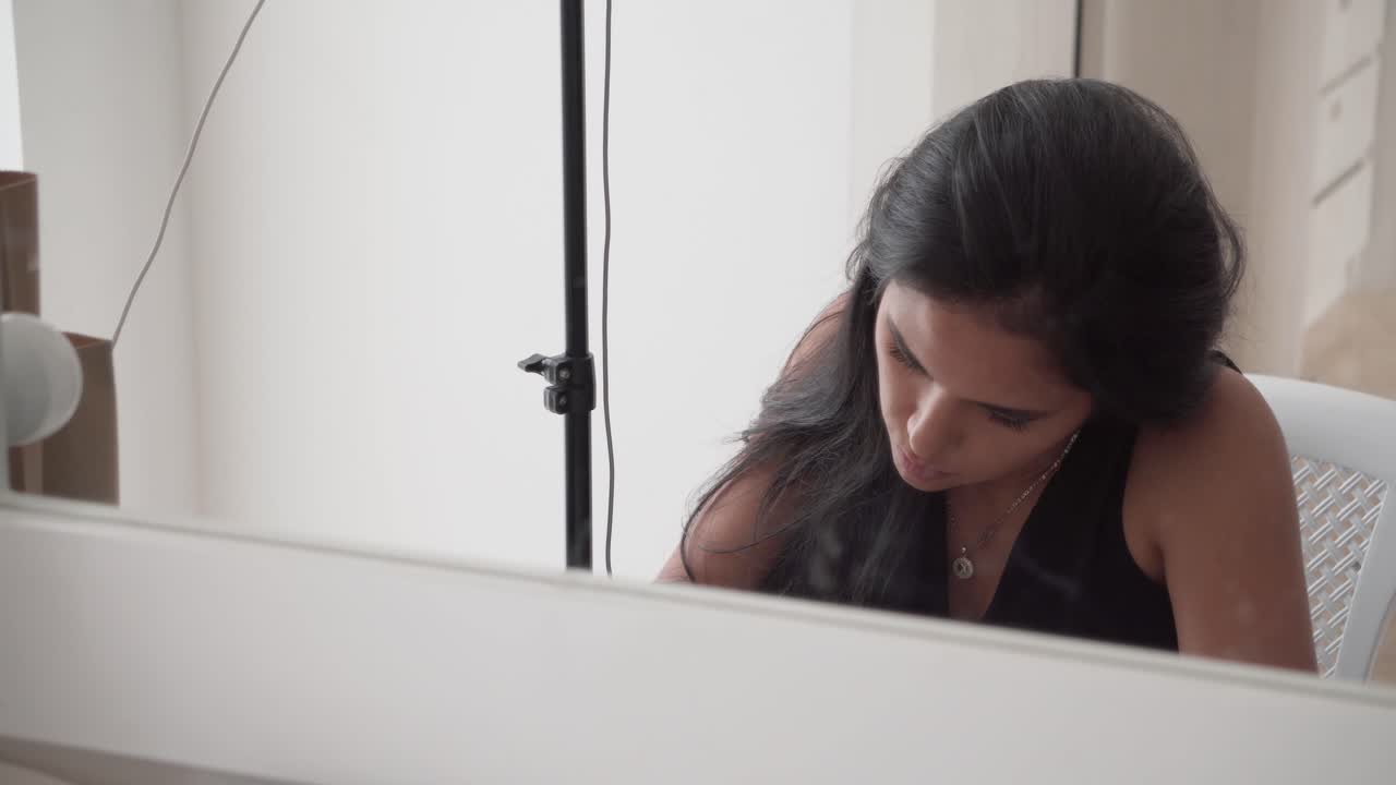 집중력이 높은 창의적인 프로젝트를 진행하는 젊은 라티나 여성