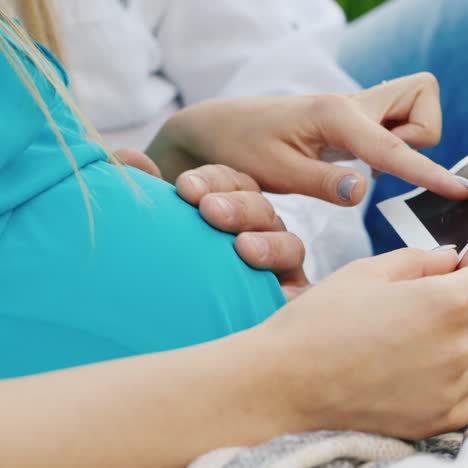 Pregnant-Woman-and-Man-Look-at-Ultrasound