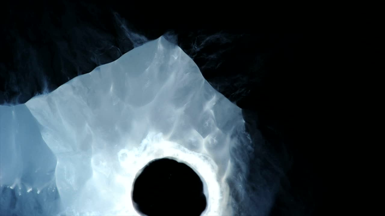 칠흑 같은 배경 위의 전기 얼음 폭풍