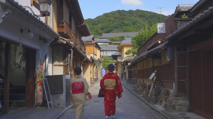 Ripresa di una strada tradizionale di Kyoto durante