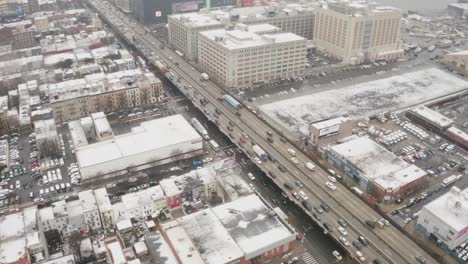 Brooklyn-Queens-Expressway-Im-Wintersturm-Luftbild-4k-New-York