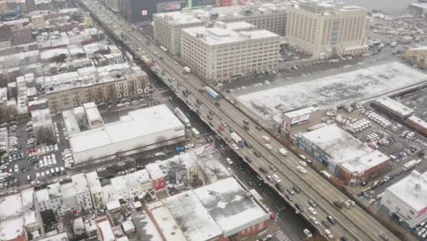 brooklyn queens expressway en la tormenta de invierno antena 4k nueva york