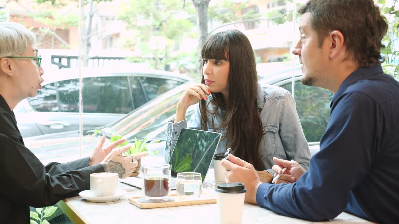 프로젝트의 합의에 대해 이야기하고 카페에서 사업가들과 설명하는 고령 여성, 커피에서 사업에 대한 대화와 파트너십에 대한 상담자 및 에이전트.