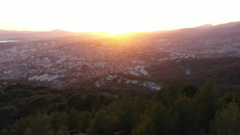 Puesta-De-Sol-Desde-El-Monte-Faron-Toulon-Toma-Aérea-Bosque-De-Pinos-Francia