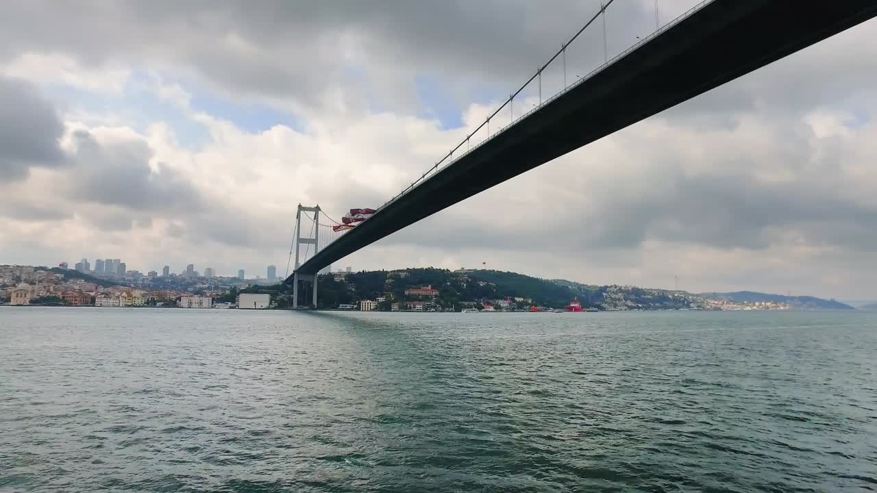 Türkiye'nin modern şehrinin gökdelen binaları ve İstanbul Boğaz Köprüsü'nün muhteşem hızlandırılmış çekimi.