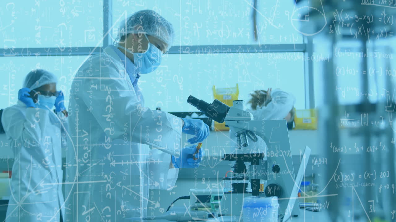현미경으로 일하는 과학자, 수학적 방정식, 실험실 장면의 애니메이션