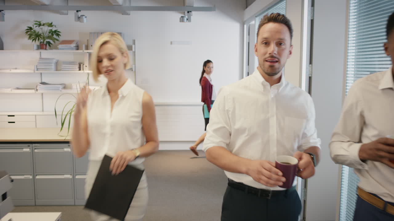 бизнесмены в современном офисе