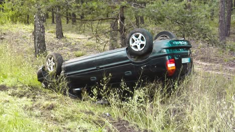 accidente automovilístico en la calle, automóvil dañado después de la colisión