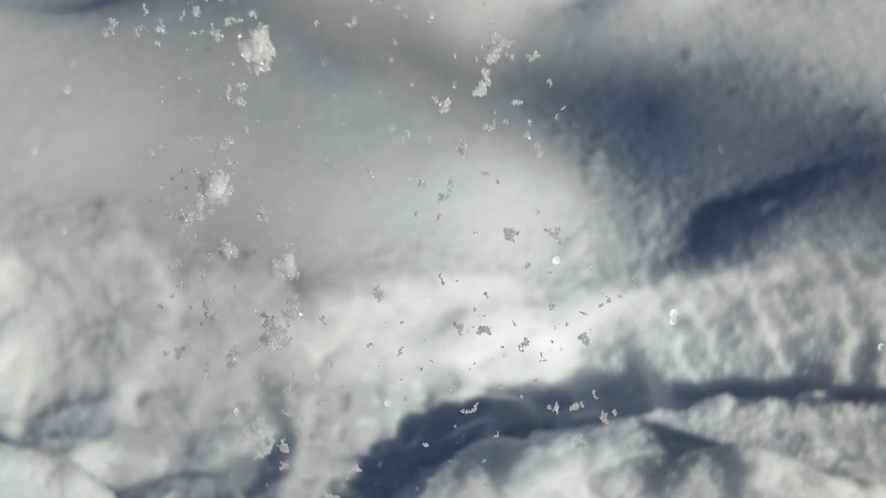 Primo piano di una mano che tocca, sente e gioca con la neve bianca fresca, con guanti invernali da neve caldi